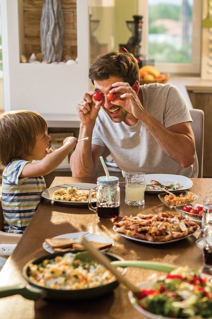 Familia disfrutando una comida
